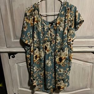 Do not fit. Torrid size 5 Sun flower top.